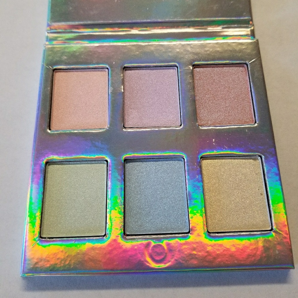 Naked cosmetics holographic highlighter
